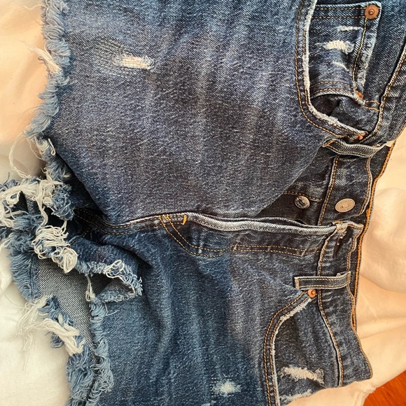 NEVER WORN ONLY TRIED ON:( they just don’t fit. levi’s 501 jean short womens 28 - Picture 3 of 3